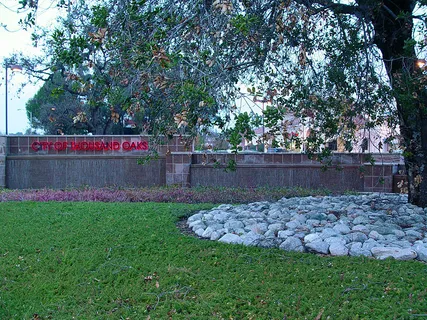 City of Thousand Oaks welcome sign with an oak tree